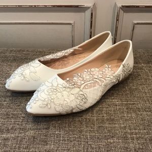 White and Silver Lace Flats. Size 39. NWB!